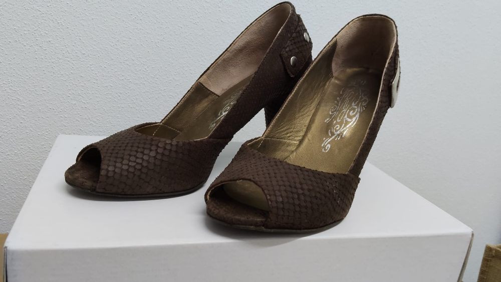 Sapatos castanhos