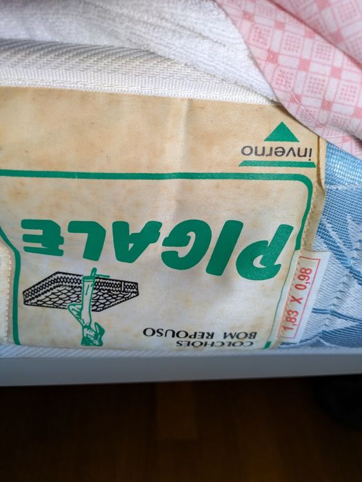 Cama individual composta por cabeceira, estrado, colchão e colcha