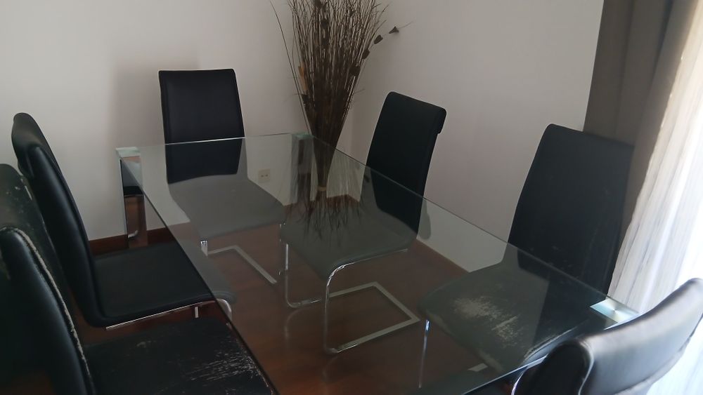 Mesa de vidro e cadeiras