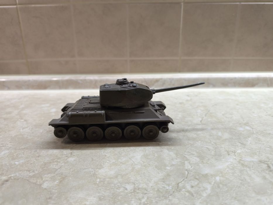 Продам модель советского танка Т-34 масштаб 1:43