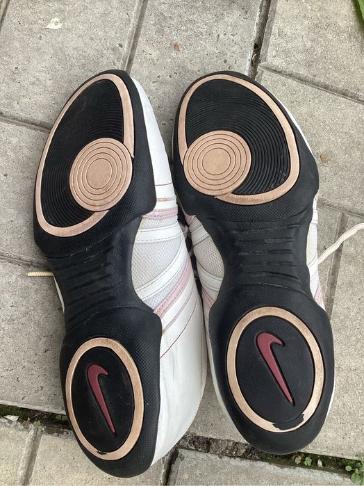 Кросівки жіночі