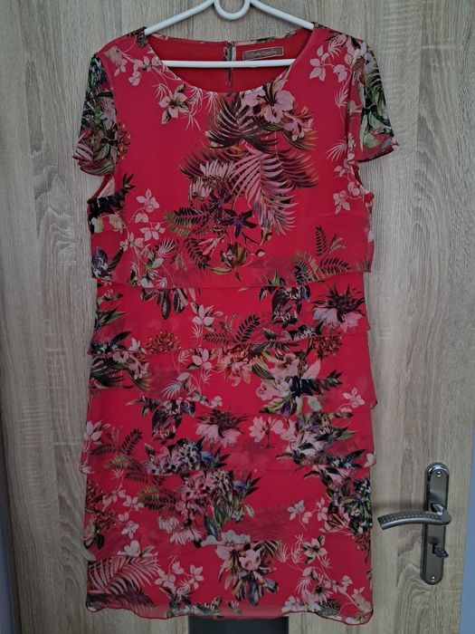 Czerwona sukienka w kwiaty