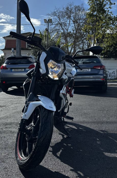 Mota naked Benelli Bn 125