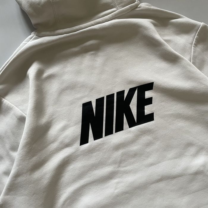 Кофта від Nike.