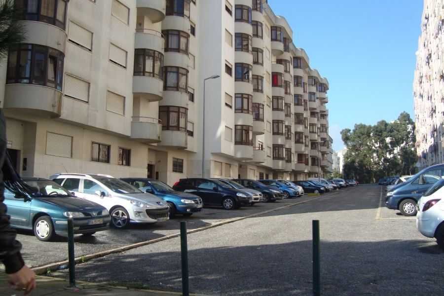 Apartamento T1+1 próximo estação em Rio De Mouro / Rinchoa / Sintra / Lisboa (Arrendado)