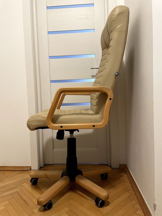 Офісне крісло Nowy Styl, натуральна шкіра, дерев'яні підлокітники