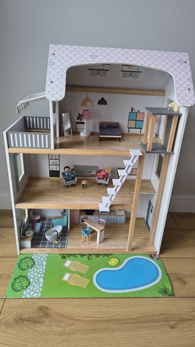Domek dla lalek z windą i wyposażeniem