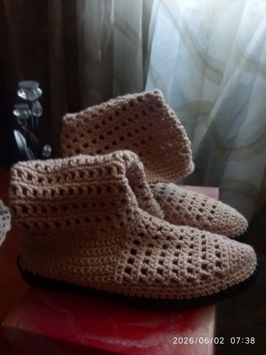 Красивые вязанные летние сапожки.