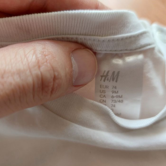 4 tshirts + 1 body para bebé - tamanho 74 (9meses)