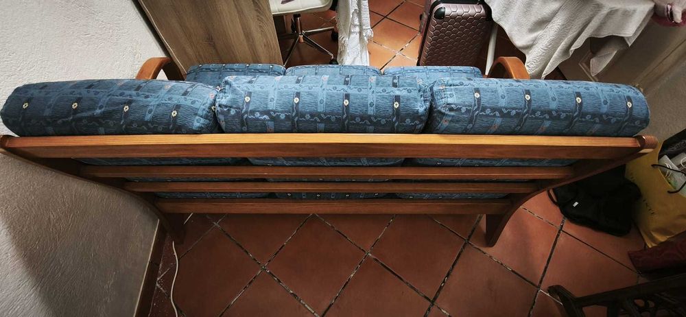 Sofá de três lugares