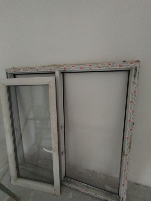 Okno z demontażu brąz w środku białe