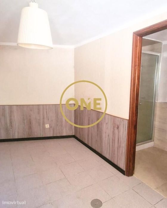 Moradia cheia de charme e potencial, a 450 metros da praia de Salgueir