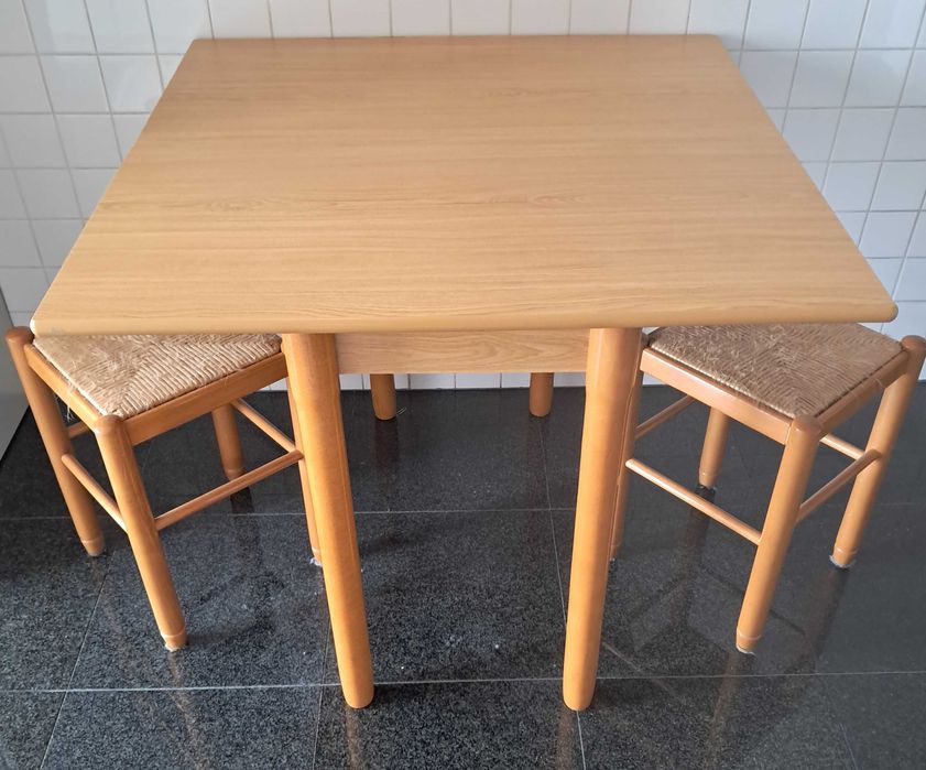 mesa de refeição com caveta