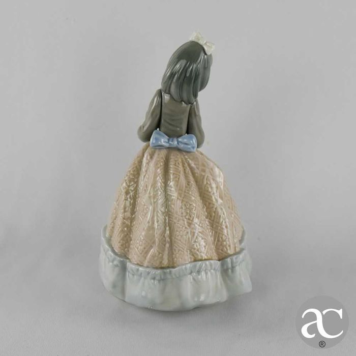 Figura em porcelana Lladró, representando uma jovem mulher com vestido de época
