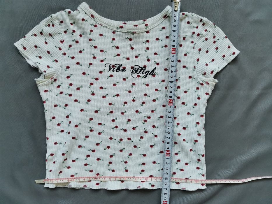 Жіночі футболки (кроп-топ) біла з квітковим і вишневим принтом