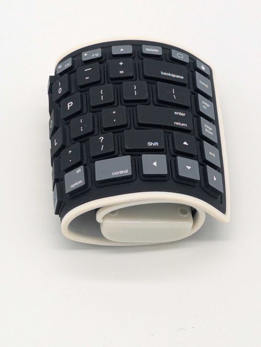Teclados de computador (conjunto de 6), sendo dois deles flexíveis, e um BT.