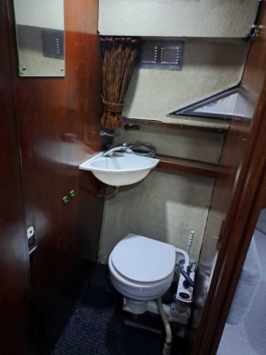 Łódź motorowa kabinowa