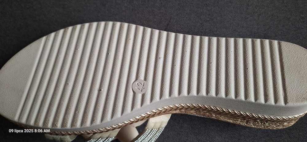 Srebrne sandały na koturnie