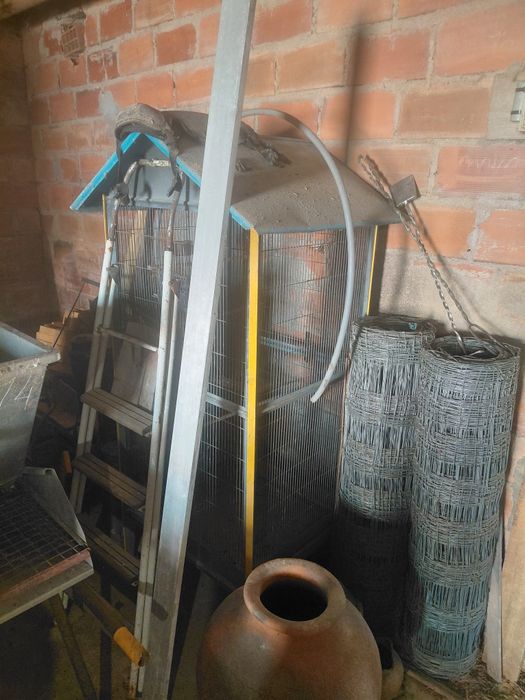 Gaiola  para pássaros em arame.