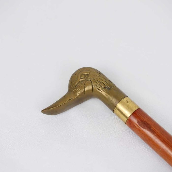 Bengala com castão metálico em forma de cabeça de pato