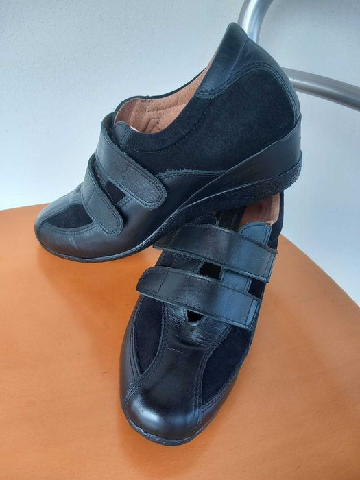 Sapatos pele, com cunha, tam. 39