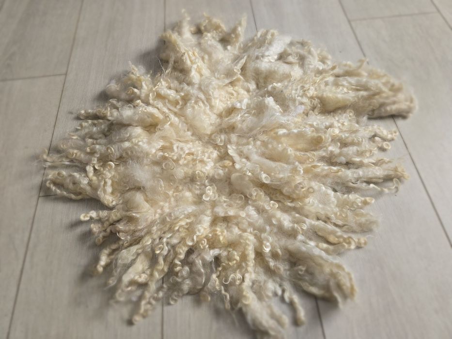 Kocyk loki naturalna wełna ok 50x50 cm sesja zdjęciowa