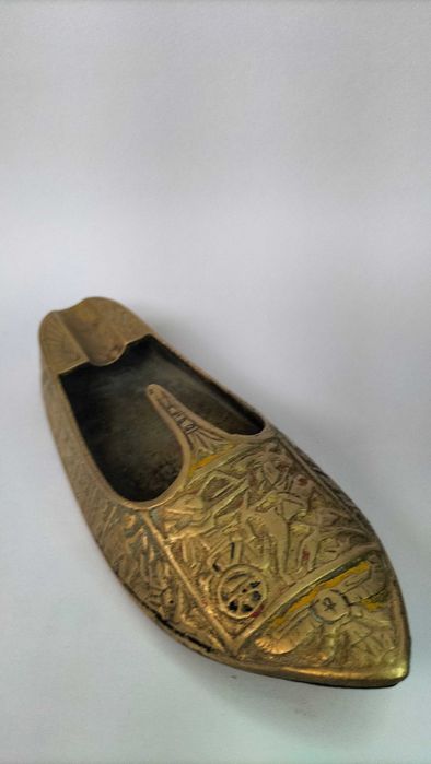 Cinzeiro antigo em bronze em forma de sapato tradicional índio