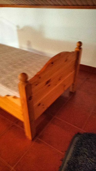 Cama singular em madeira com colchão 100x210 cm. - Como novo, pouco usado.