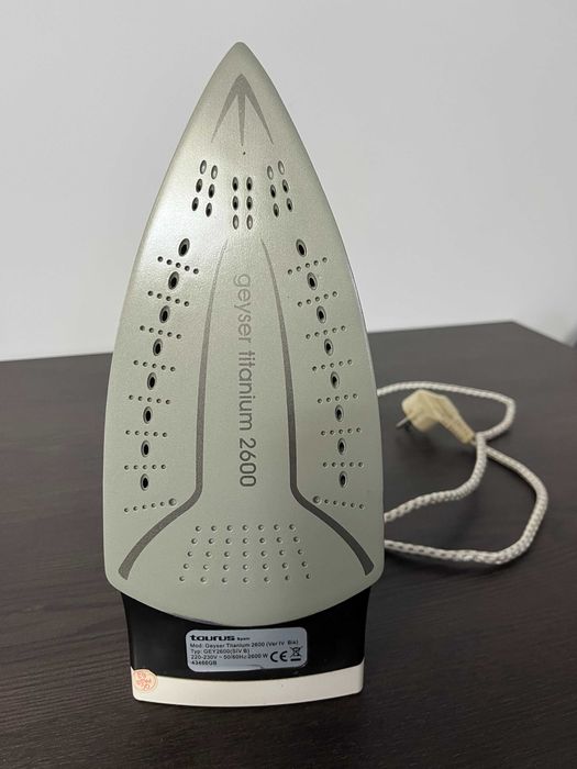 Ferro a Vapor TAURUS Geyser Titanium 2600
