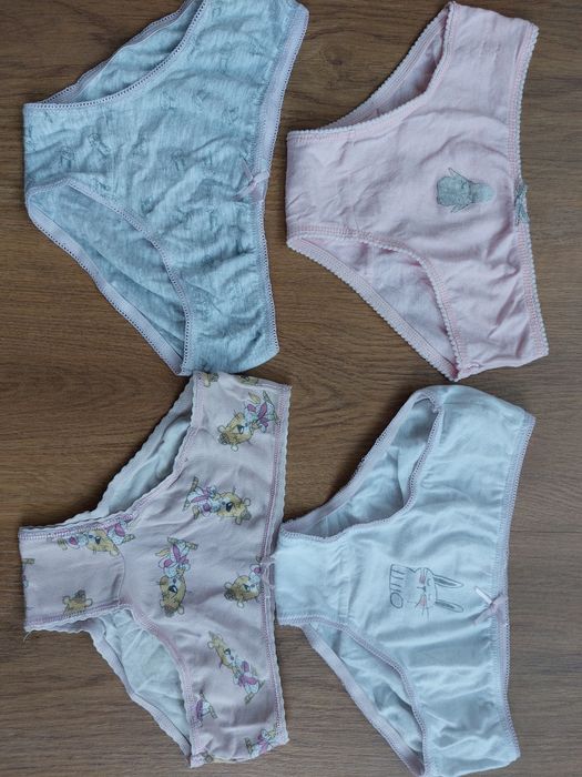 Boxers e cuecas 2/3 e 4 anos; meias 19/22; collants 1/2 anos