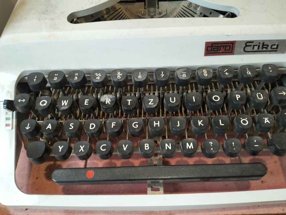 Máquina de escrever Erika Daro 1977