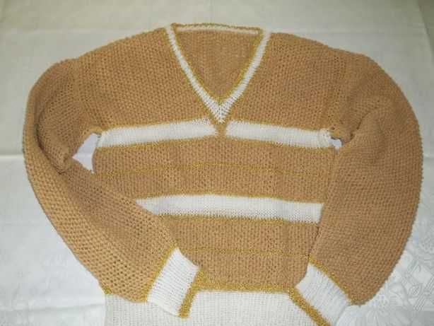 Sweter,beżowy z lureksem robiony na drutach.Sweterek.