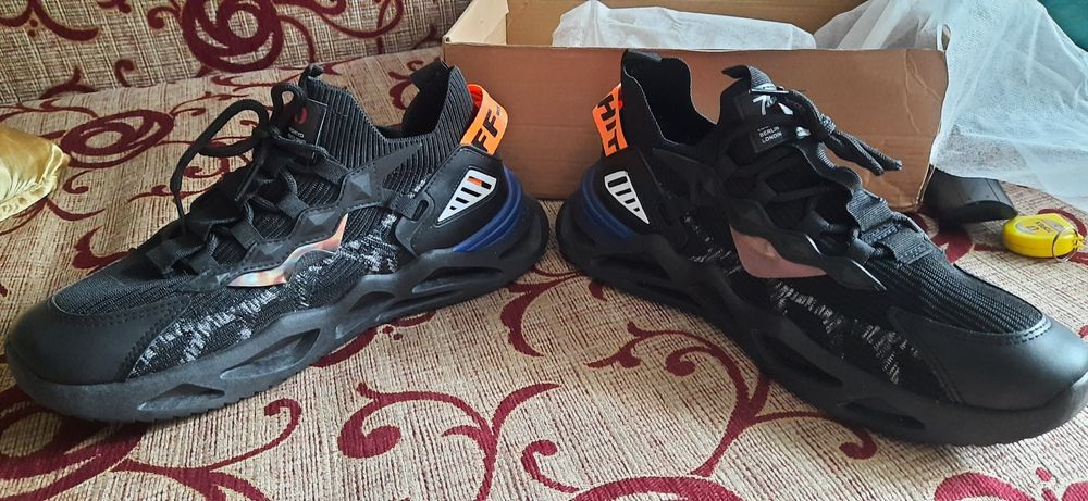 Кросівки чоловічі