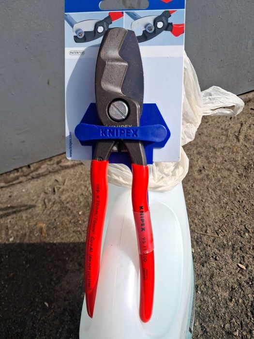 Кабельний різак Knipex.