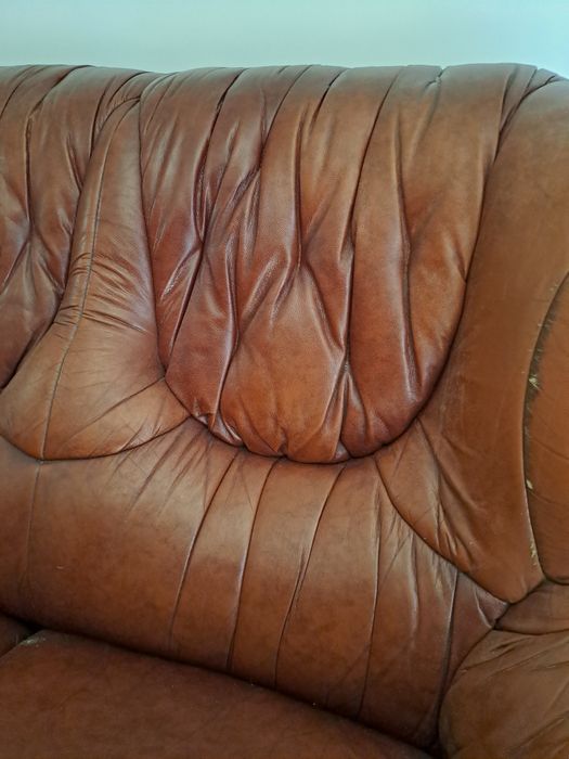 Sofa de pele e madeira