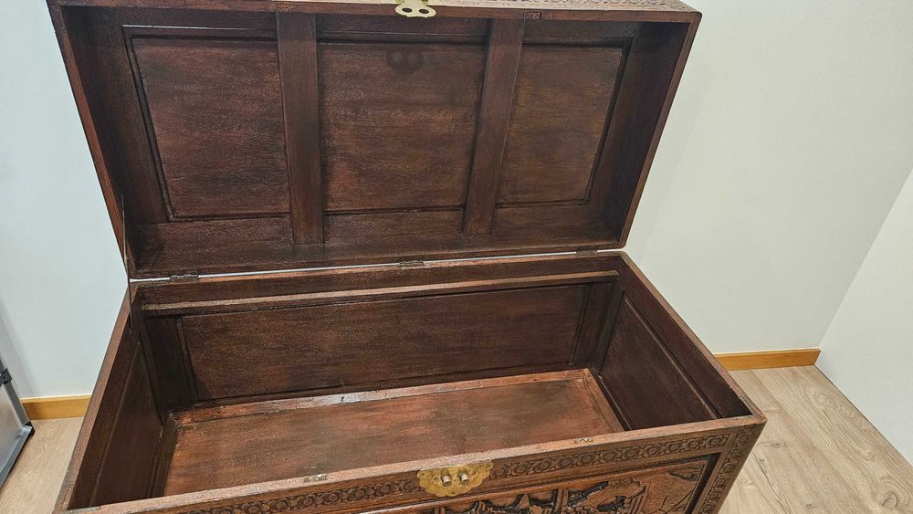 Charmoso baú entalhado a mão, com cadeado