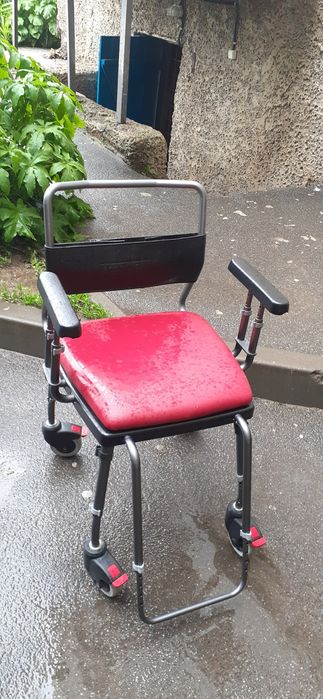 Продам нове санітарне крісло-туалет у чудовому стані.