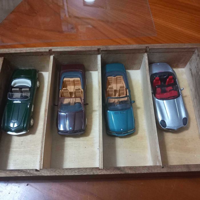 4 BMW descapotável 1/43 com caixa de madeira e acrílico NOVO