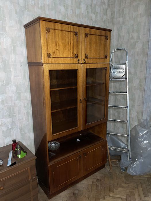 Шафи, сервант, стінка