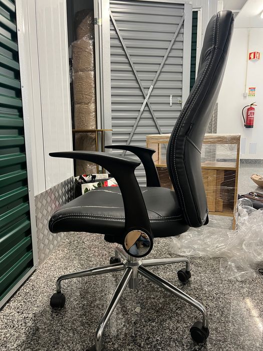 Cadeira de escritório ergonómica preta
