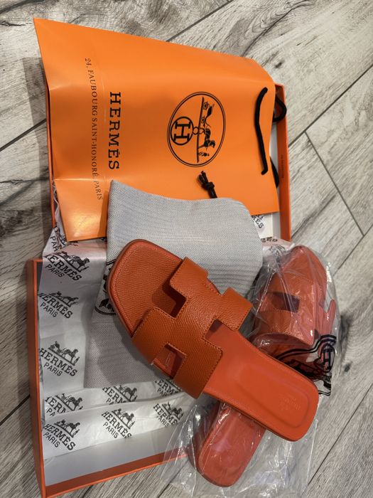 Помаранчеві шльопанці Hermes