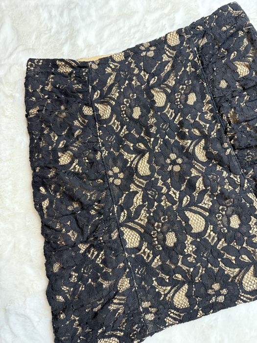 Spódnica czarno beżowa spódniczka z koronkowymi kwiatkami