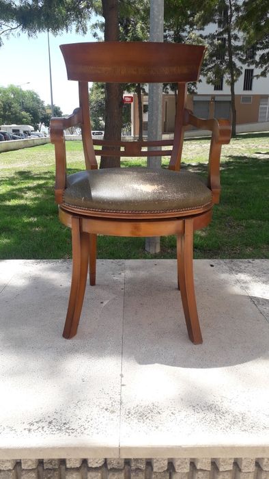 Vendo cadeira giratória ( senhorinha ) antiga.