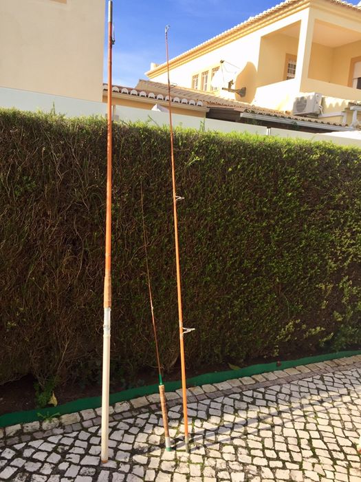 2 Canas de pesca desportiva e 2 carretos de pesca