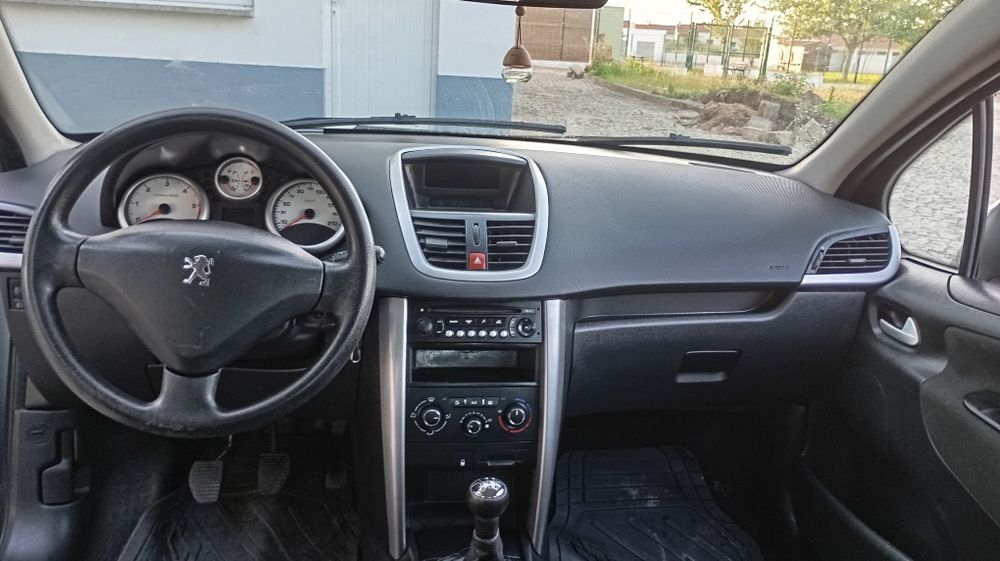 Peugeot 207 motor 1.6 HDI. Tem 150.000 quilómetros reais
