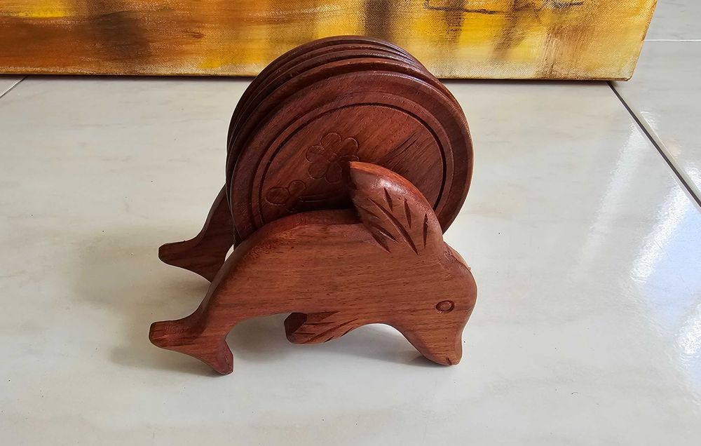 Porta bases para copos em madeira, em forma de golfinho