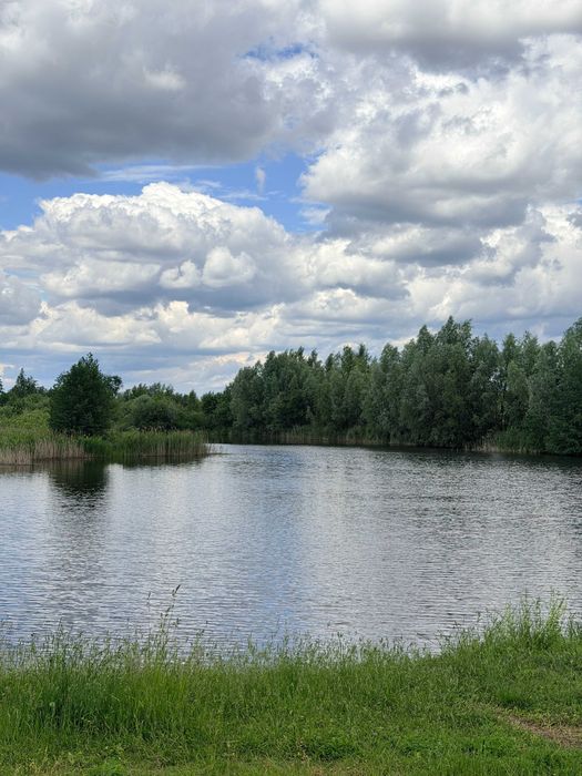 Ділянка земля серед лісу поруч з озером. Закрита територія! 12хв до Ірпеня! Вже можна будуватись
