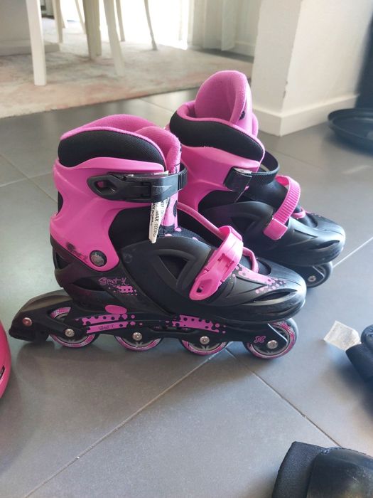 Patins em linha com vários acessórios