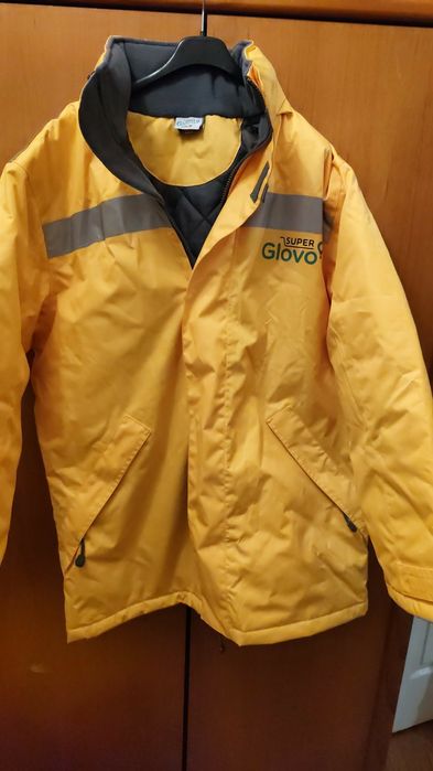 Mochila Glovo, capacete e casaco impermeável  3em1