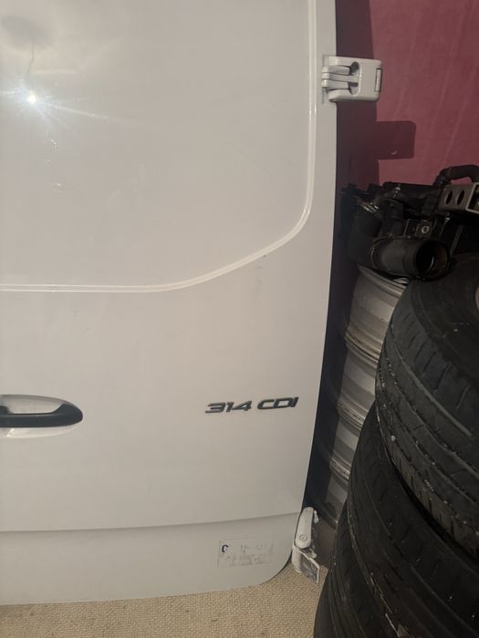 Двері задні Mercedes Sprinter 907